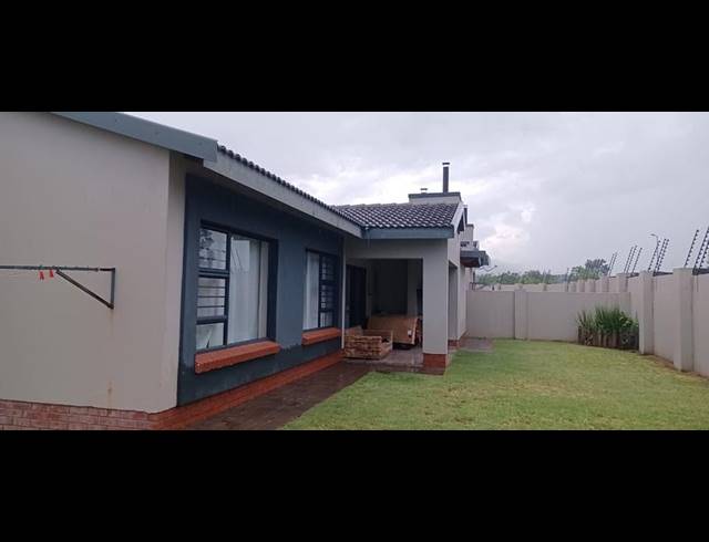 3 BEDROOM TOWNHOUSE FOR SALE IN WATERKLOOF EAST